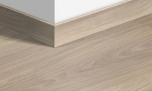 Quick-Step - Плинтус ламинированный Quick-Step Паркетный 77х14 мм Дуб светло-серый лакированный 1304 Плинтус ламинированный Quick-Step Паркетный 77х14 мм Дуб светло-серый лакированный 1304