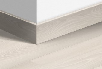 Плинтус ламинированный Quick-Step Паркетный 77х14 мм Дуб белый премиум 4757